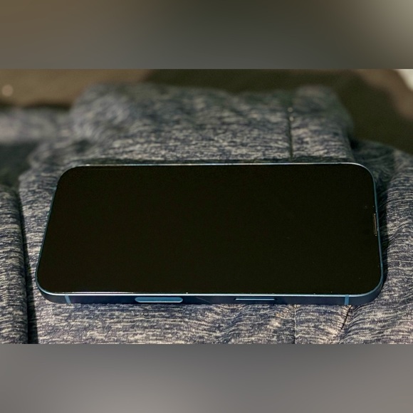 Like New iPhone 13 - Picture 2 of 3